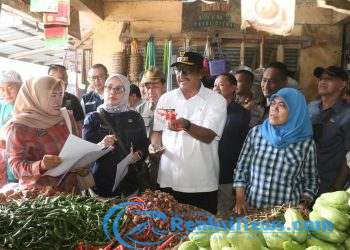 Pastikan Stok dan Harga Bahan Pokok Terkendali, Bupati Sukabumi Monitoring Pasar Cisaat