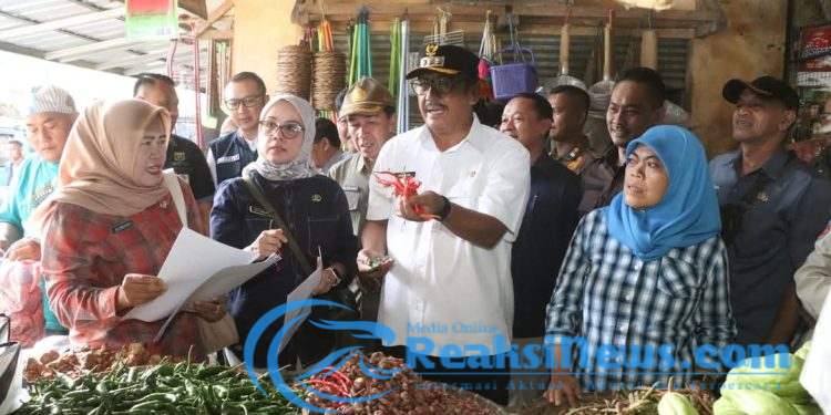 Pastikan Stok dan Harga Bahan Pokok Terkendali, Bupati Sukabumi Monitoring Pasar Cisaat