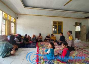 Polsek Lengkong Polres Sukabumi Salurkan Bantuan Sosial kepada Pengungsi Bencana Banjir di Desa Bantarsari