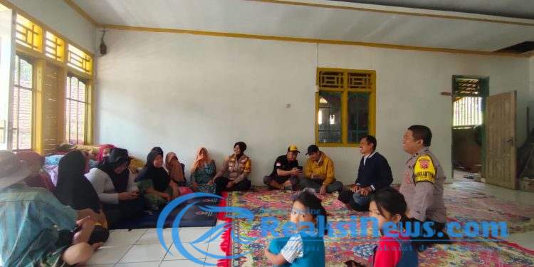 Polsek Lengkong Polres Sukabumi Salurkan Bantuan Sosial kepada Pengungsi Bencana Banjir di Desa Bantarsari
