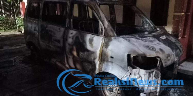 Parah ❗Diduga DK sopir ambulance Desa Cibaregbeg selingkuhi istri orang. Mobilnya hangus di bakar❗