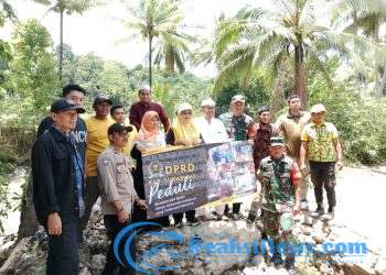 Danpos Bareng Babinsa Bantargadung Koramil 2203/Warungkiara Dampingi Bu Dewan Tinjau Jembatan Putus Di Cumanggala