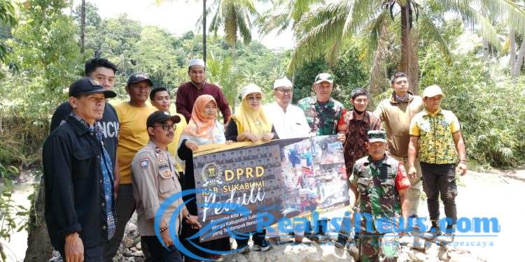 Danpos Bareng Babinsa Bantargadung Koramil 2203/Warungkiara Dampingi Bu Dewan Tinjau Jembatan Putus Di Cumanggala