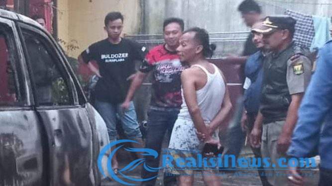 Warga Kecewa! Deni Kuncir Sopir Ambulance Desa Cibaregbeg yang Dibakar oleh RI Tak Ditangkap Polisi. Ada apa?