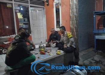 Jaga Kondusifitas Bhabinkamtibmas Sambangi Warga Malam Hari Untuk Tingkatkan Harkamtibmas