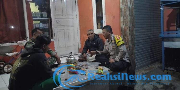 Jaga Kondusifitas Bhabinkamtibmas Sambangi Warga Malam Hari Untuk Tingkatkan Harkamtibmas