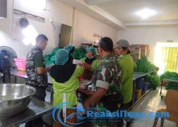 Sertu Dadang Hermawan Koramil 2203/Warungkiara Lakukan Pendampingan Program Makan Gratis