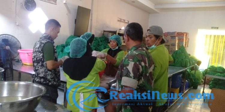 Sertu Dadang Hermawan Koramil 2203/Warungkiara Lakukan Pendampingan Program Makan Gratis