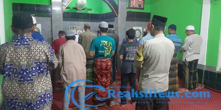 Berikan Rasa Aman, Bhabinkamtibmas Polsek Lembursitu Laksanakan Tarawih Keliling