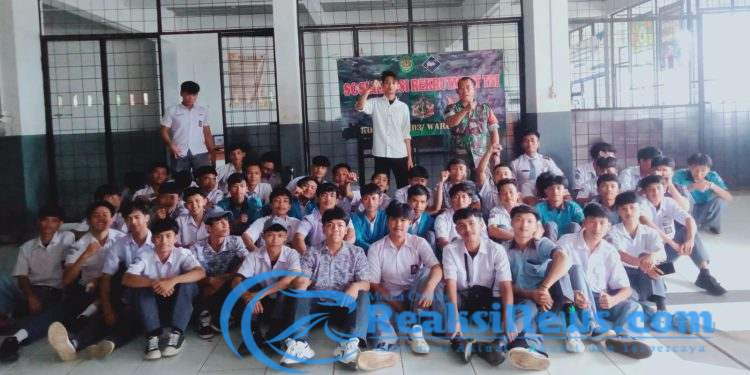 Serka Enceng Setiawan Koramil 2203/Warungkiara Melaksanakan Sosialisasi Rekruitmen TNI Tahun 2025 Kepada Puluhan Pelajar SMK Dwi Warna