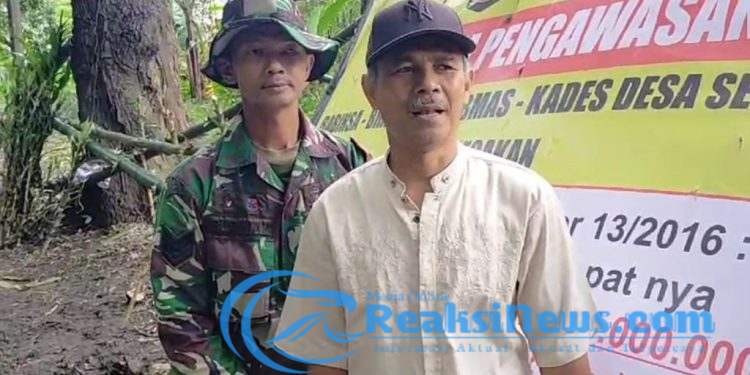 Kades Sekarwangi Terjun Langsung Bersihkan Tumpukan Sampah di Badan Nasional Cikembang-Plara