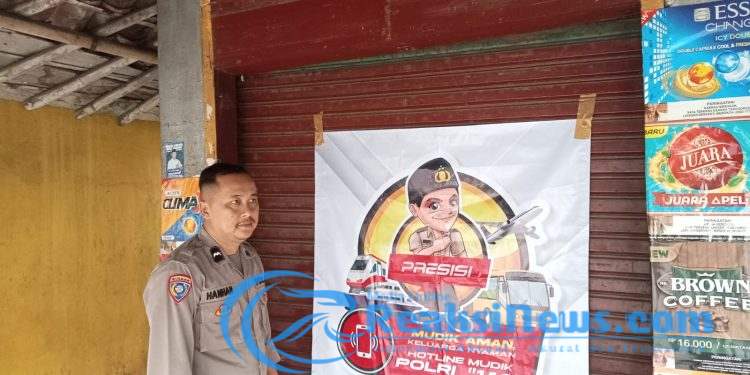 Berikan Rasa Aman Saat Mudik, Polsek Lembursitu Bagikan Sticker Hot Line 110