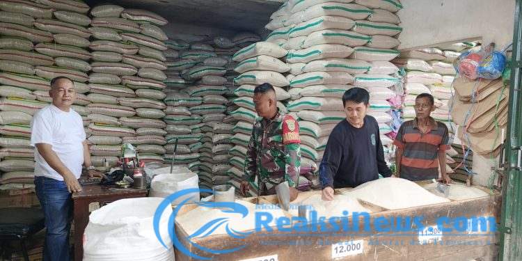 Kopda Kusdiarto Koramil 2203/Warungkiara Tinjau Langsung Pasokan Sembako Di Pasar Cigombong