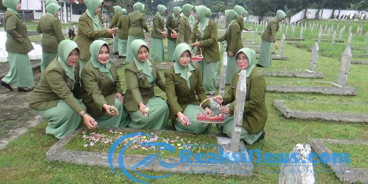 Persit KCK Cab XVII Kodim 0607/Kota Sukabumi Gelar Ziarah dan Tabur Bunga