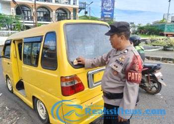 Berikan Rasa Aman Saat Mudik, Polsek Lembursitu Bagikan Sticker Hot Line 110
