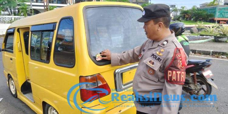 Berikan Rasa Aman Saat Mudik, Polsek Lembursitu Bagikan Sticker Hot Line 110