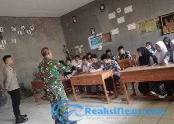 Sertu Nasrul Koramil 2203/Warungkiara Melaksanakan Sosialisasi Rekruitmen TNI Kepada Puluhan Pelajar MA Al-Mukhlisin