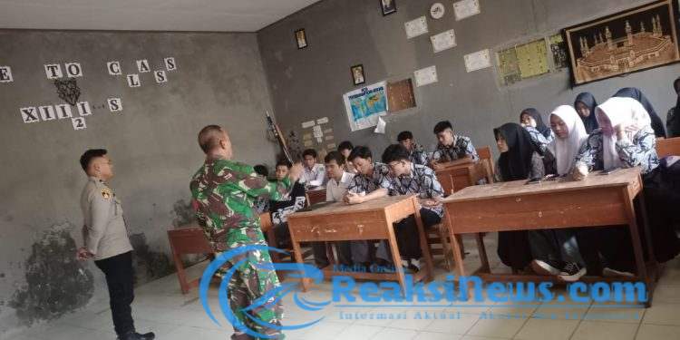 Sertu Nasrul Koramil 2203/Warungkiara Melaksanakan Sosialisasi Rekruitmen TNI Kepada Puluhan Pelajar MA Al-Mukhlisin