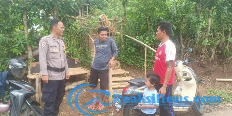 Wujudkan Situasi Aman, Bhabinkamtibmas Polsek Lembursitu Sambang Tokoh Masyarakat