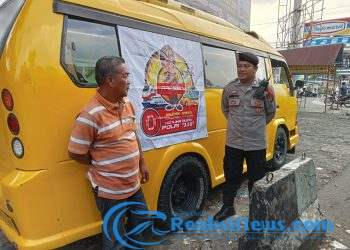 Berikan Rasa Aman Saat Mudik, Polsek Lembursitu Bagikan Sticker Hot Line 110