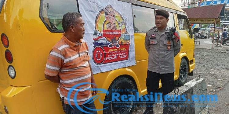 Berikan Rasa Aman Saat Mudik, Polsek Lembursitu Bagikan Sticker Hot Line 110