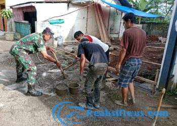 Babinsa Bantargebang Koramil 2203/Warungkiara Sertu Didik Susanto Bareng Warga Lakukan Karbak