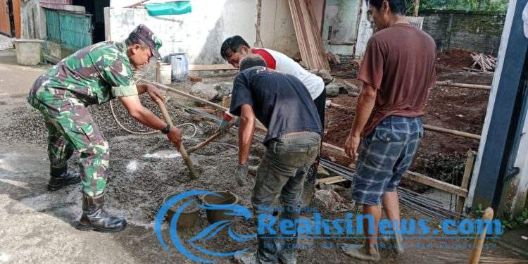Babinsa Bantargebang Koramil 2203/Warungkiara Sertu Didik Susanto Bareng Warga Lakukan Karbak