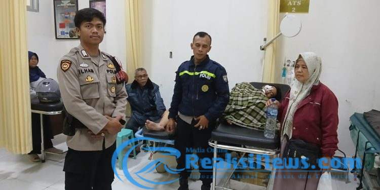 Personel Patroli Polsek Lembursitu Tangani Kecelakaan Dua Sepeda Motor, di Depan Mini Soccer Lembursitu
