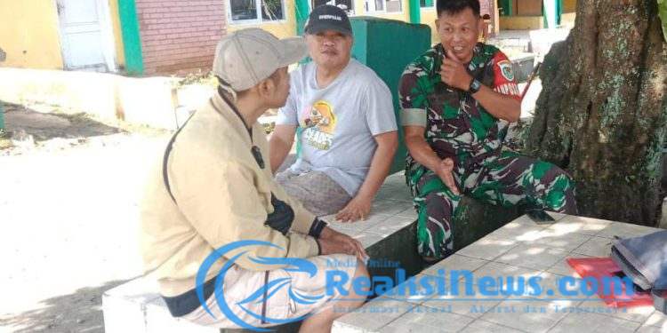 Jalin Hubungan Kemasyarakatan Dengan Baik, Peltu Andi Koramil 2203/Warungkiara Komsos Bareng Pemuda Di Bantargadung