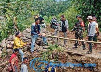Sertu Didik Susanto Babinsa Bantargebang Koramil 2203/Warungkiara Gotongroyong Bareng Warga Bangun Jembatan Di Kampung Cibening