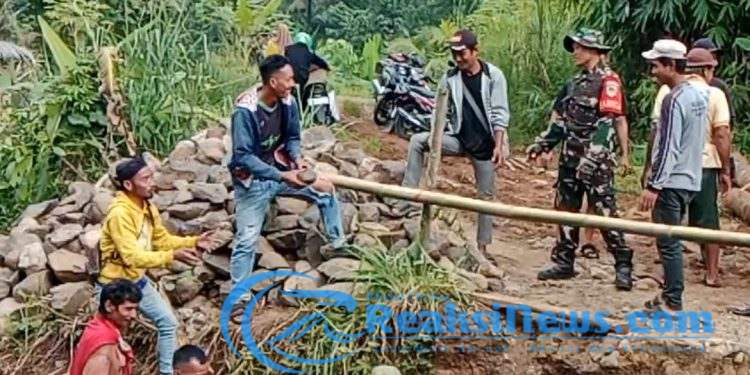 Sertu Didik Susanto Babinsa Bantargebang Koramil 2203/Warungkiara Gotongroyong Bareng Warga Bangun Jembatan Di Kampung Cibening