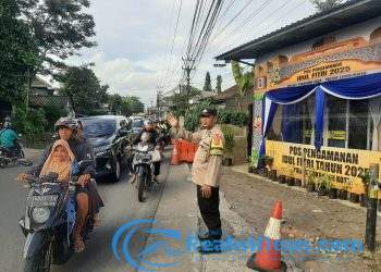 Personel Pospam Ketupat Lodaya 2025 Laksanakan Pengaturan Arus Lalin Di Depan Pos Pam Ketupat Polsek Lembursitu
