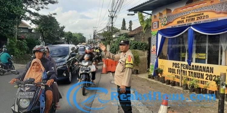 Personel Pospam Ketupat Lodaya 2025 Laksanakan Pengaturan Arus Lalin Di Depan Pos Pam Ketupat Polsek Lembursitu