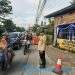 Personel Pospam Ketupat Lodaya 2025 Laksanakan Pengaturan Arus Lalin Di Depan Pos Pam Ketupat Polsek Lembursitu