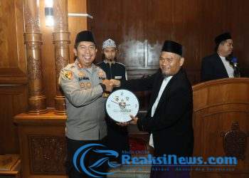 Kapolres Sukabumi Bagikan Ratusan Sarung pada Momen Tarling Ramadhan