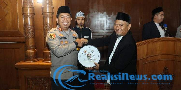 Kapolres Sukabumi Bagikan Ratusan Sarung pada Momen Tarling Ramadhan