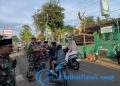 Babinsa Bareng Bu Persit Koramil 2203/Warungkiara Berbagi Takjil Kepada Pengendara Yang Melintas di Jalan Nasional Cikembang-Palabuhanratu