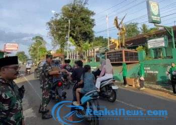 Babinsa Bareng Bu Persit Koramil 2203/Warungkiara Berbagi Takjil Kepada Pengendara Yang Melintas di Jalan Nasional Cikembang-Palabuhanratu