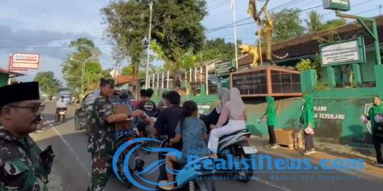 Babinsa Bareng Bu Persit Koramil 2203/Warungkiara Berbagi Takjil Kepada Pengendara Yang Melintas di Jalan Nasional Cikembang-Palabuhanratu
