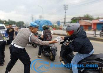 Polisi Petugas Pos Pam Bagikan Ratusan Takjil Gratis Kepada Masyarakat di Sukabumi