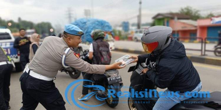 Polisi Petugas Pos Pam Bagikan Ratusan Takjil Gratis Kepada Masyarakat di Sukabumi