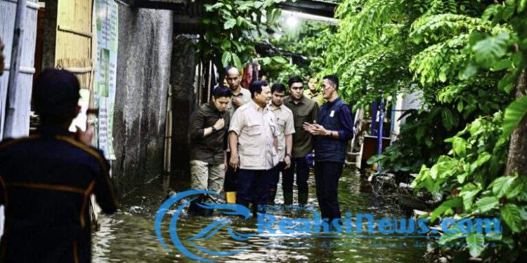 Presiden Prabowo Tinjau Warga Terdampak Banjir di Bekasi