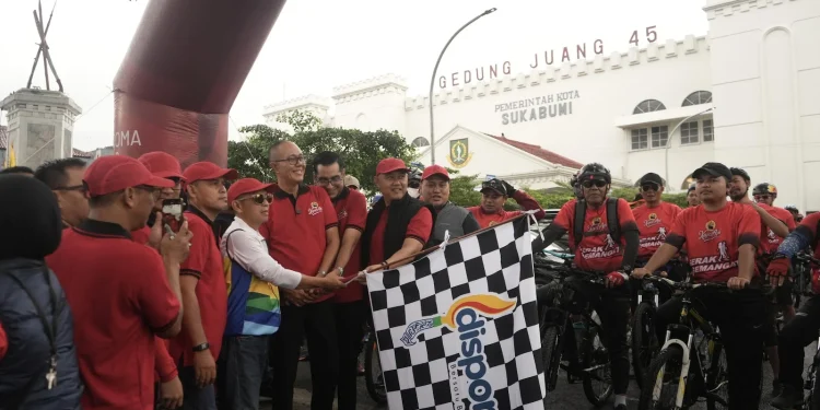 Ribuan Peserta Padati Lapang Merdeka Kota Sukabumi, Walikota Sukabumi H.Ayep Zaki Membuka Secara Resmi Jalan Santai dan Fun Bike Dalam Rangka HUT ke-111 Kota Sukabumi