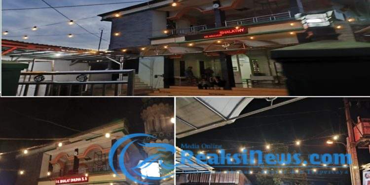 Keindahan Masjid Al – Barokah Lembursitu di Hiasi Lampu Hias Membuat Suasana Syahdu bagi Jemaah