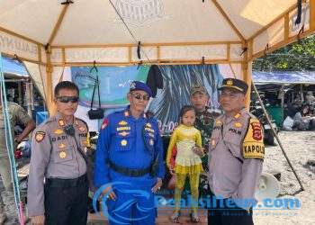 Polisi Berhasil Pertemukan Seorang Anak Perempuan yang terpisah dari Orangtuanya di Pantai Karang Hawu