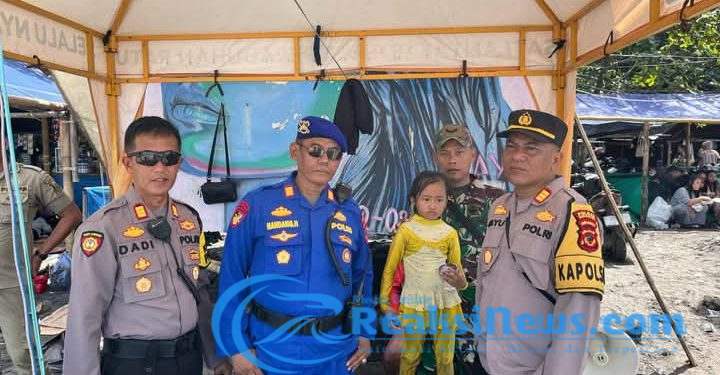 Polisi Berhasil Pertemukan Seorang Anak Perempuan yang terpisah dari Orangtuanya di Pantai Karang Hawu
