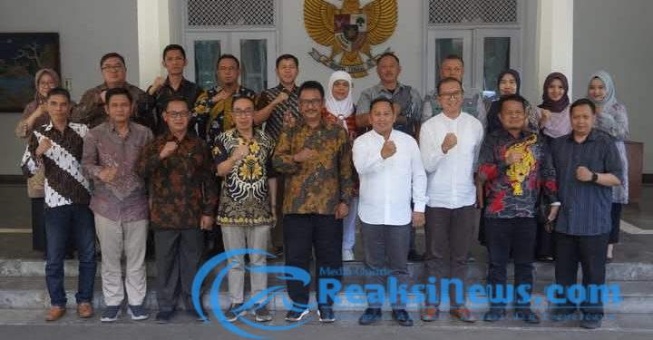 Bupati Terima Kunjungan Sekretaris Kemenkop, Bahas Koperasi Desa Merah Putih