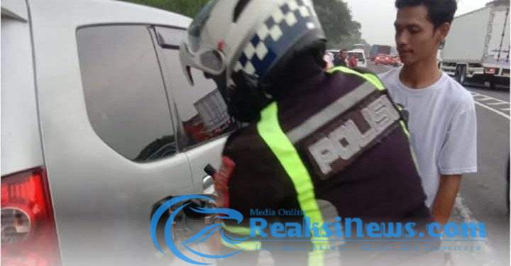 Satlantas Polres Cirebon Kota Bantu Pemudik Kehabisan Bensin di Rest Area 207A Tol Palikanci