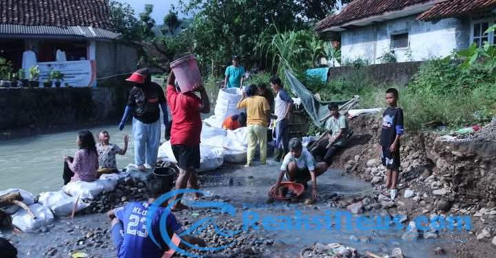 Tinjau Lokasi Terdampak Bencana, Sekda Apresiasi Semangat Gotong royong bersama Warga