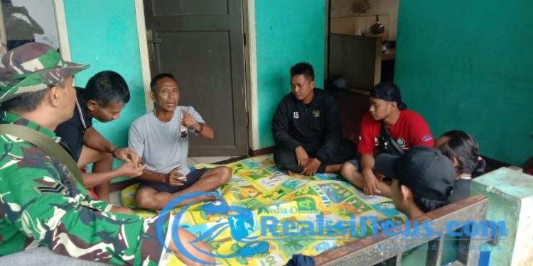 Mempererat Silaturahmi, Sertu Suparno Koramil 2203/Warungkiara Gencarkan Komsos